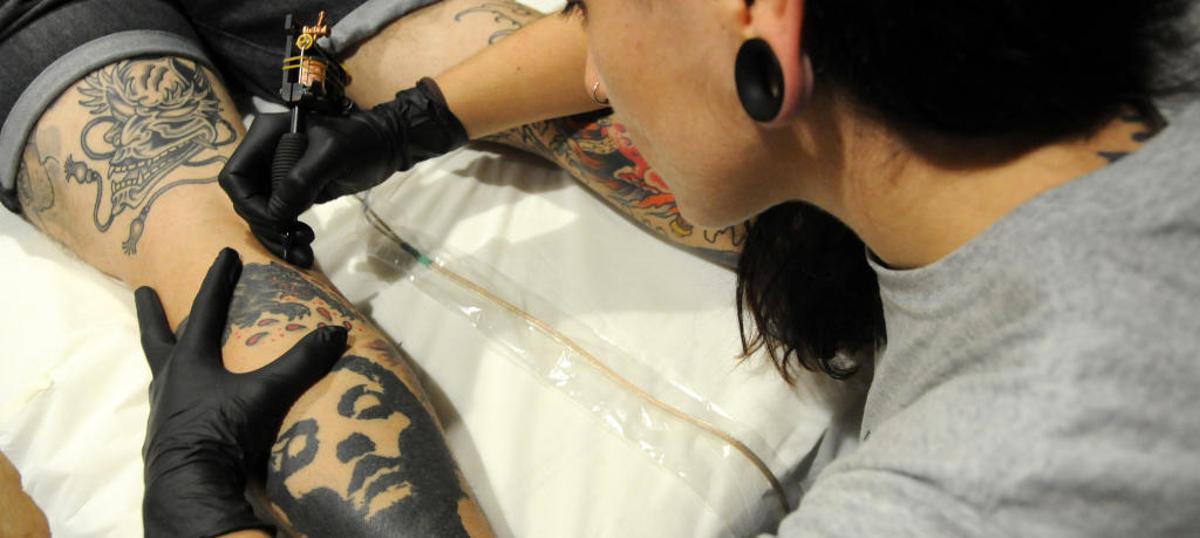 La tinta dels tatuatges pot comportar riscos sanitaris