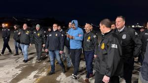 Fotografía que muestra al presidente de Venezuela, Nicolás Maduro (c), escoltado por agentes de la Administración para el Control de Drogas, luego de su captura este 3 de enero de 2026, en Nueva York (Estados Unidos)