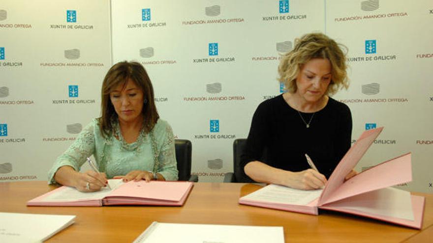 Beatriz Mato y Flora Pérez, hoy, en la firma del convenio de la Fundación Amancio Ortega con la Xunta. / Fran Martínez