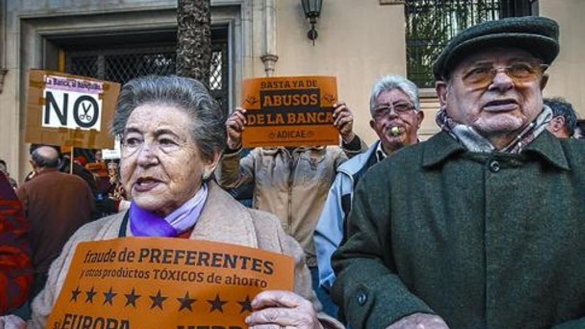 Afectados por las preferentes se manifiestan ante la sede del Banco de España en Valencia, el pasado febrero.