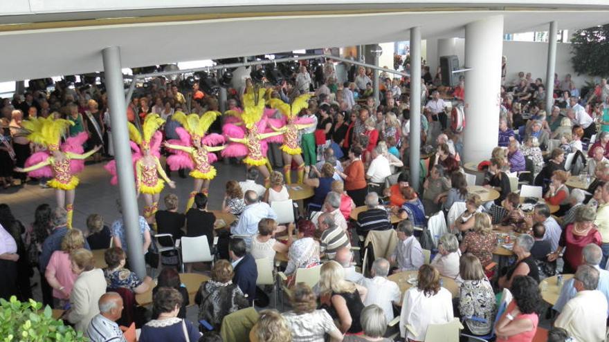 Imagen de un baile en la macrodiscoteca de la Tercera Edad