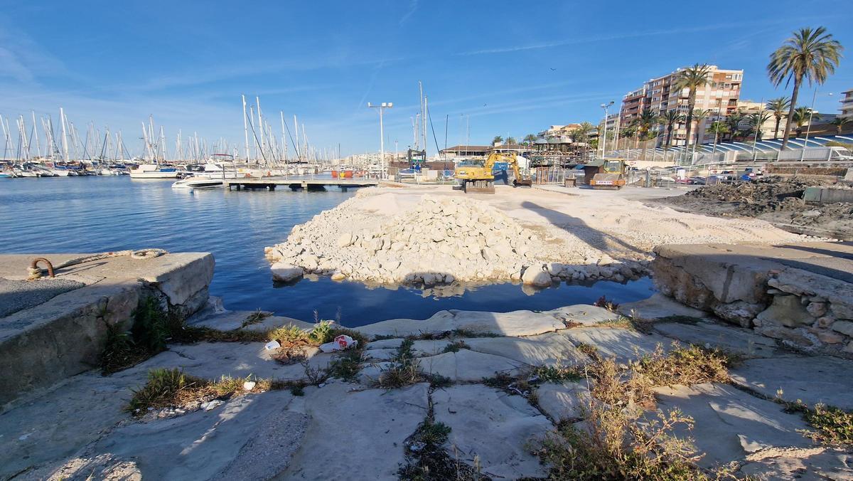 Un muelle protegido sin agua Un muelle protegido sin agua