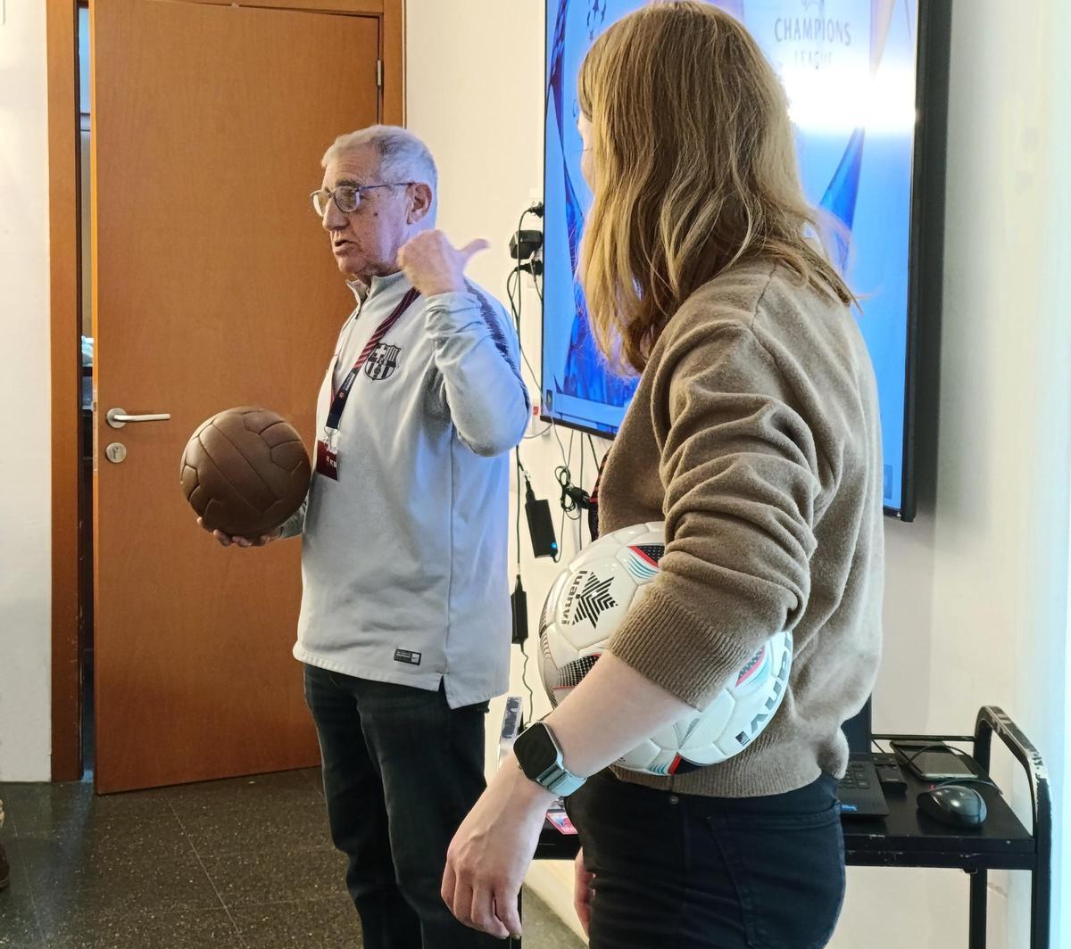 Jordi Gonzalvo con un balón antiguo