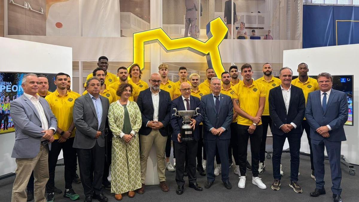 Imagen de familia del recibimiento del Guaguas en la Casa Palacio del Cabildo de Gran Canaria.