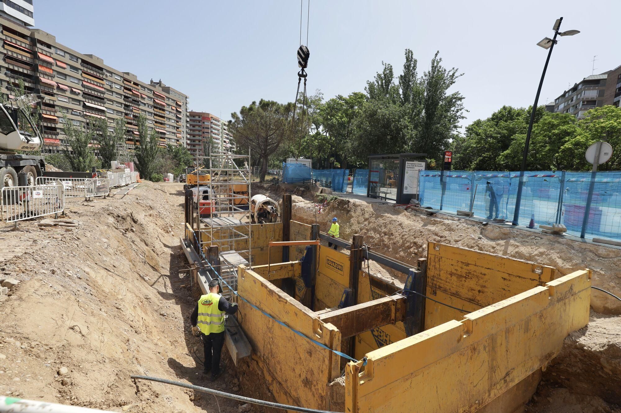 En imágenes | Las obras en el Huerva provocan cortes en el tráfico en Camino Las Torres