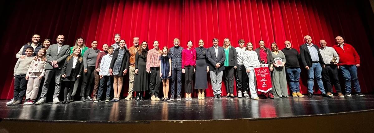 Foto de grup amb els premiats, autoritats, fallers i organitzadors.