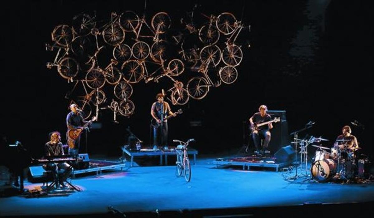 Un moment de l’actuació d’Antònia Font, ahir a la nit al teatre Atlàntida de Vic, amb una quinzena de bicicletes penjades del sostre. Un moment de l’actuació d’Antònia Font, ahir a la nit al teatre Atlàntida de Vic, amb una quinzena de bicicletes penjades del sostre.
