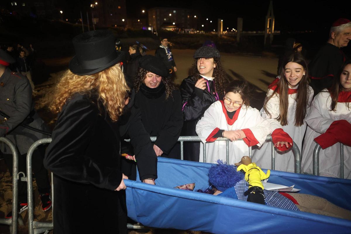 A Coruña llora el fin del Entroido en el entierro de la sardina
