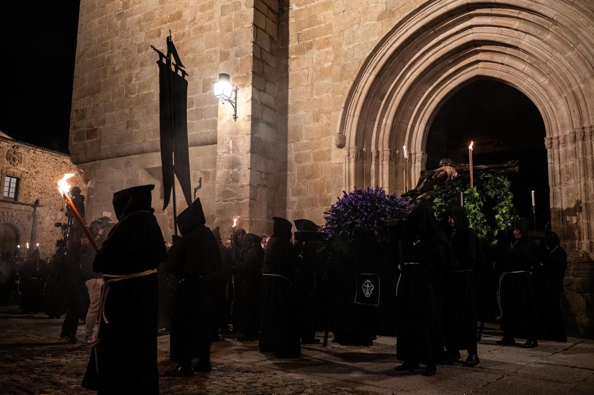 El Cristo Negro: la procesión cacereña que sale a medianoche y que atrae a miles de personas cada Miércoles Santo