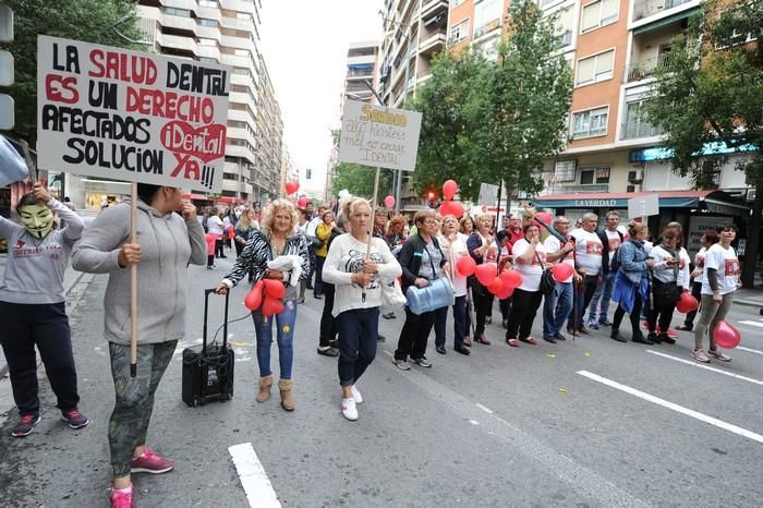 Manifestación de afectados por el cierre de iDenta