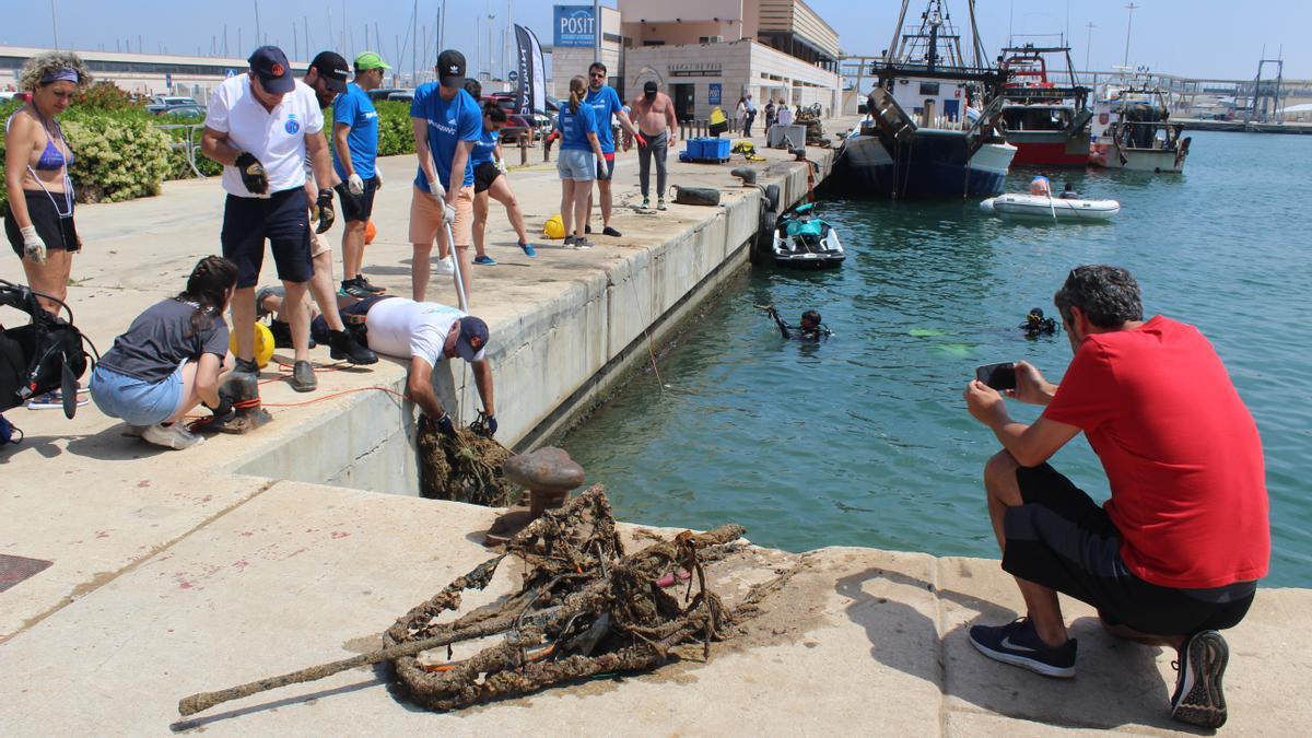 Los voluntarios trabajaron a fondo para dejar el puerto lo más limpio posible