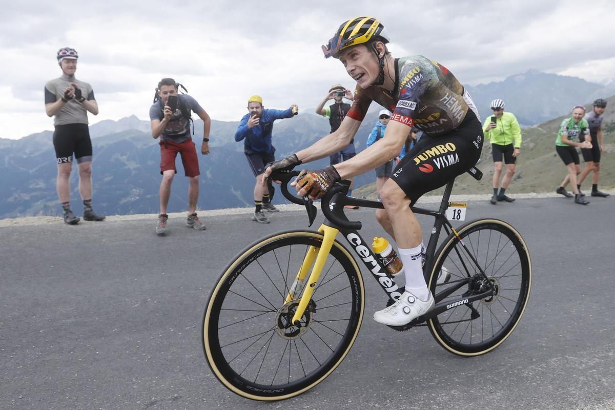 Saint-chaffrey (France), 13/07/2022.- Danish rider Jonas Vingegaard of Jumbo Visma in action during the 11th stage of the Tour de France 2022 over 151.7km from Albertville to the Col du Granon Serre Chevalier in the commune of Saint-Chaffrey, France, 13 July 2022. (Ciclismo, Francia) EFE/EPA/YOAN VALAT