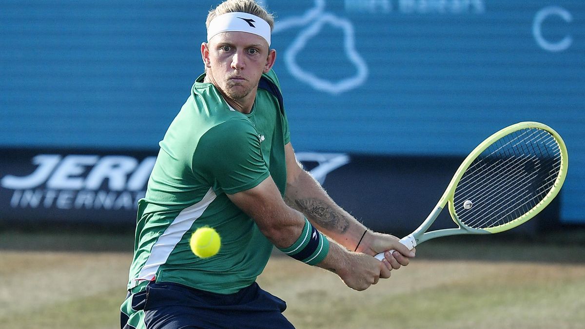 Alejandro Davidovich devuelve una bola al ruso Pavel Kotovl durante su partido de primera ronda del torneo Mallorca Championships