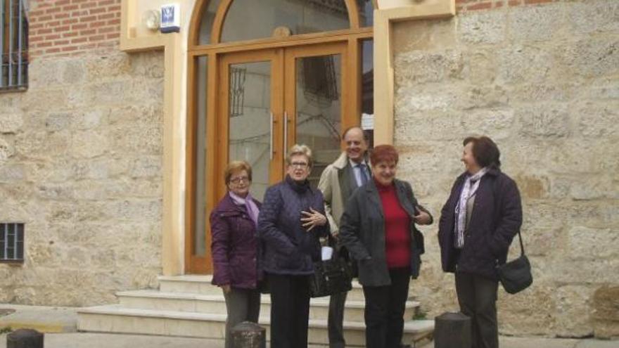 Ramón Oria y varios de los querellantes abandonan el Juzgado de Toro tras ratificar la demanda.