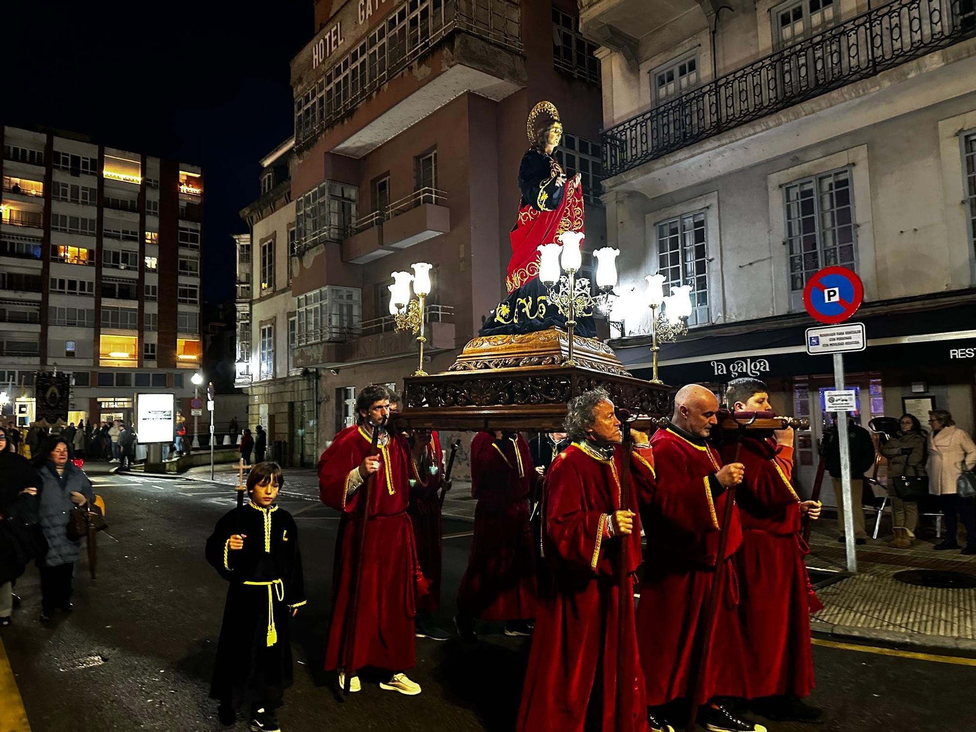 Las imágenes que dejó para el recuerdo la procesión del Santo Entierro de Luarca