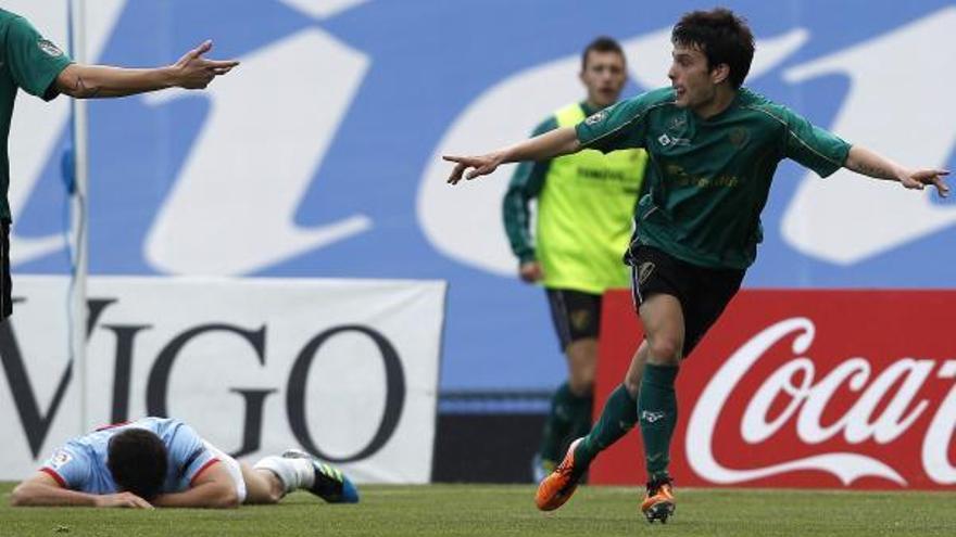 Marcos Álvarez celebra un gol durante su etapa en el Coruxo.