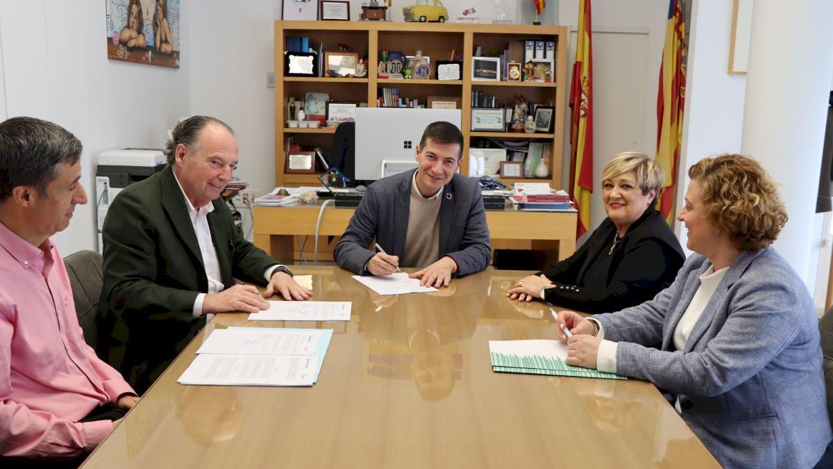 El alcalde de Burjassot, Rafa García, durante la firma del convenio de la campaña.
