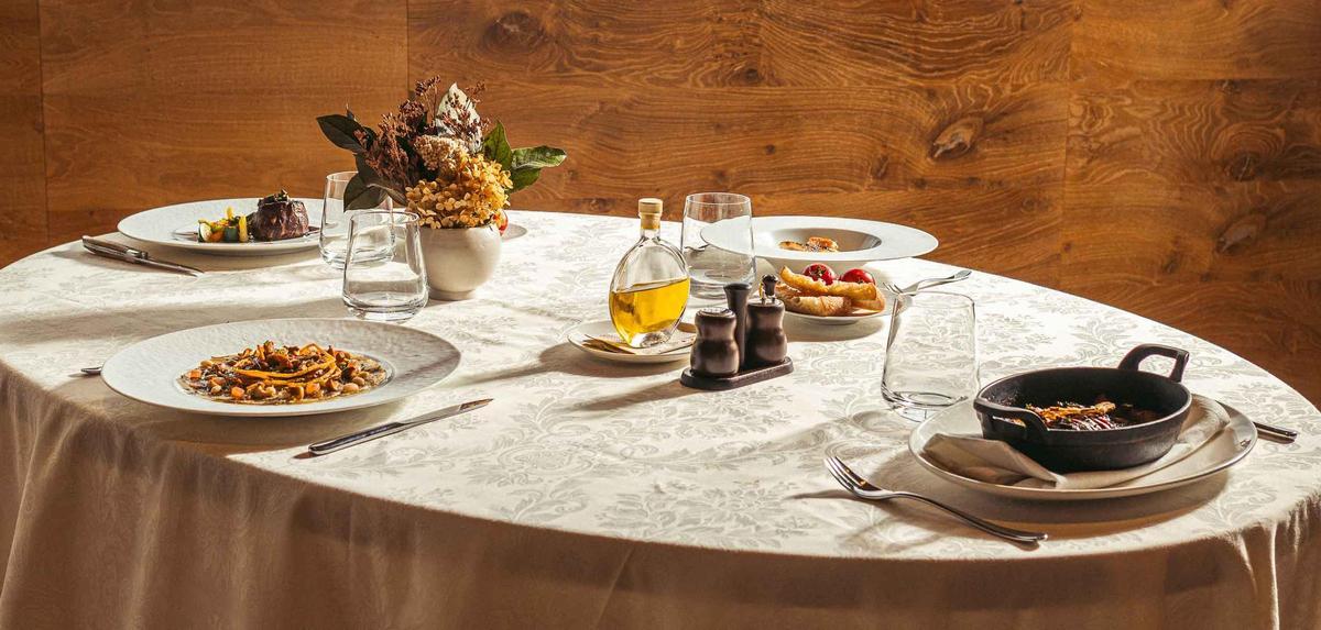 Una taula del restaurant Fontané, amb alguns dels plats que s'hi serveixen.