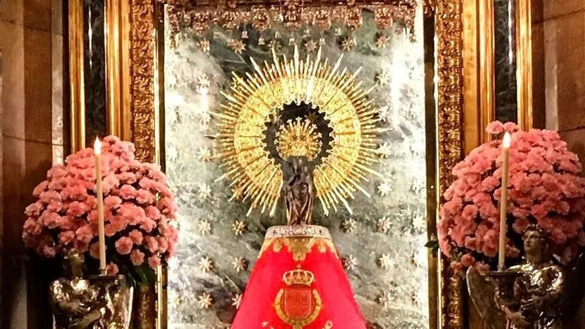 La Virgen del Pilar lució este lunes un manto con el escudo franquista de Navarra
