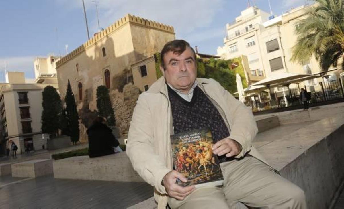 El escritor Francisco Requena junto a la novela que acaba de publicar con la editorial Amarante.