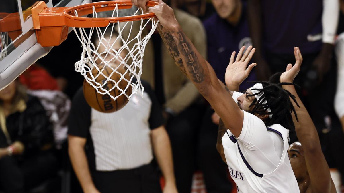 Anthony Davis machaca el aro en el Brooklyn Nets vs Los Angeles Lakers