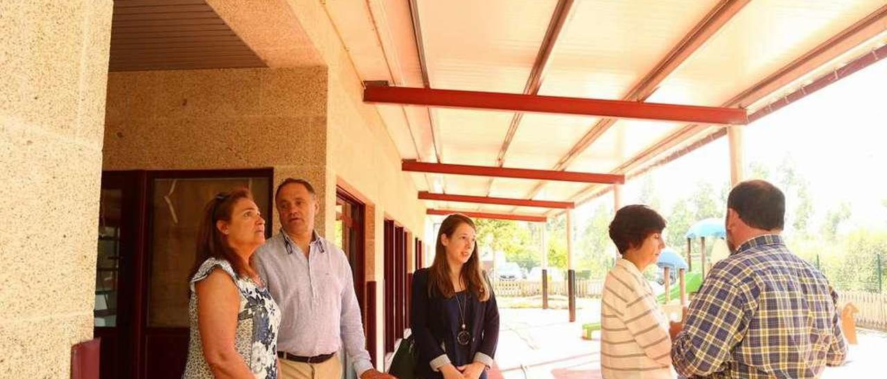 Representantes de la Xunta en una visita a la escuela infantil de Vila de Cruces, el año pasado. // Bernabé