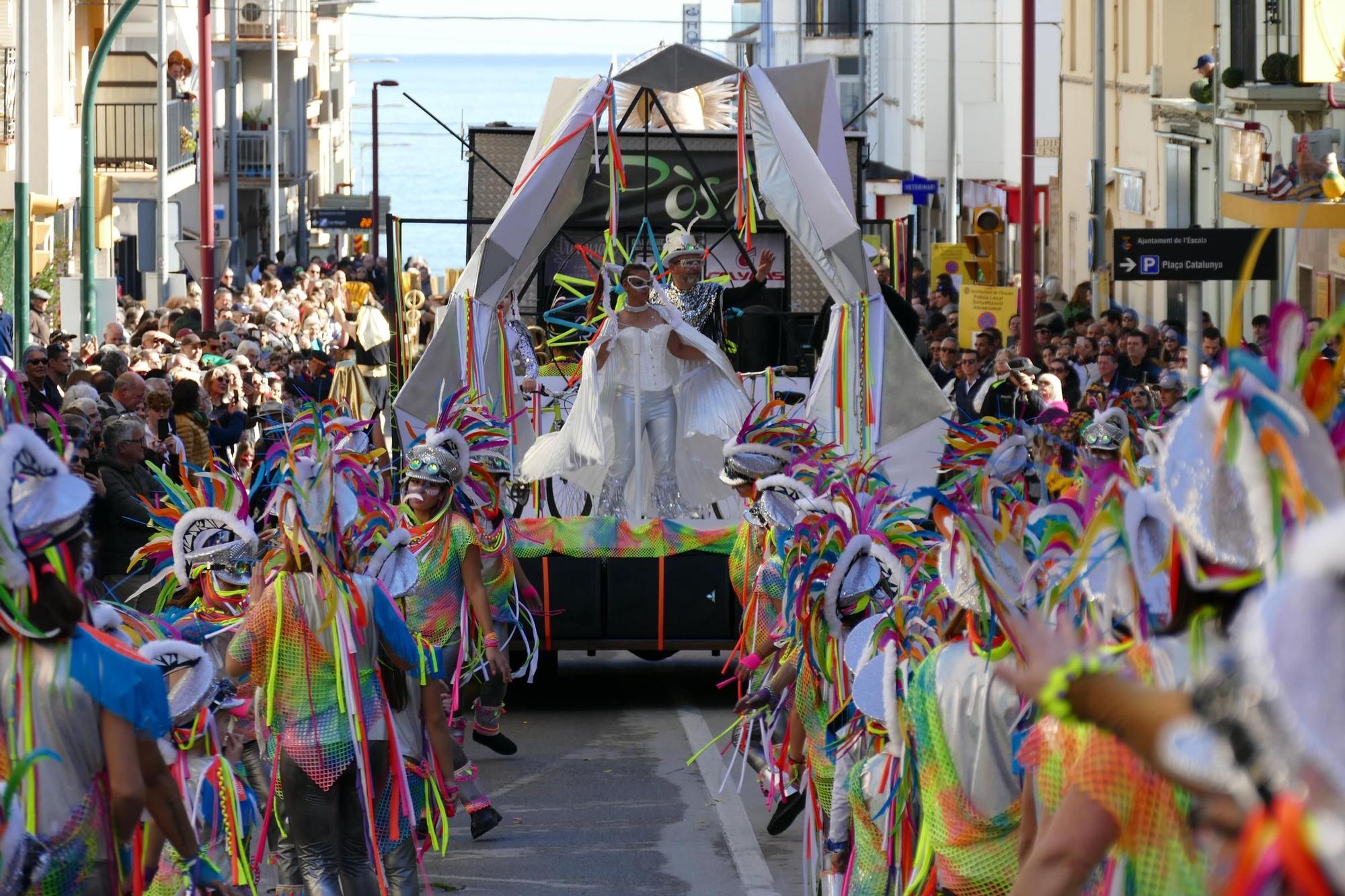 L'Escala s'acoloreix amb la rua de carnaval