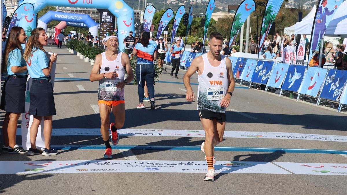 Andreu Marimón, que s eproclamó campeón de Baleares, cruza la meta por delante de Tolo Fiol