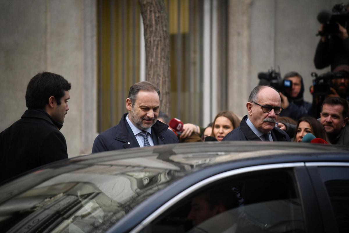 Archivo - El ex ministro de Transportes José Luis Ábalos (c) sale de declarar al Tribunal Supremo, a 20 de febrero de 2025, en Madrid (España)