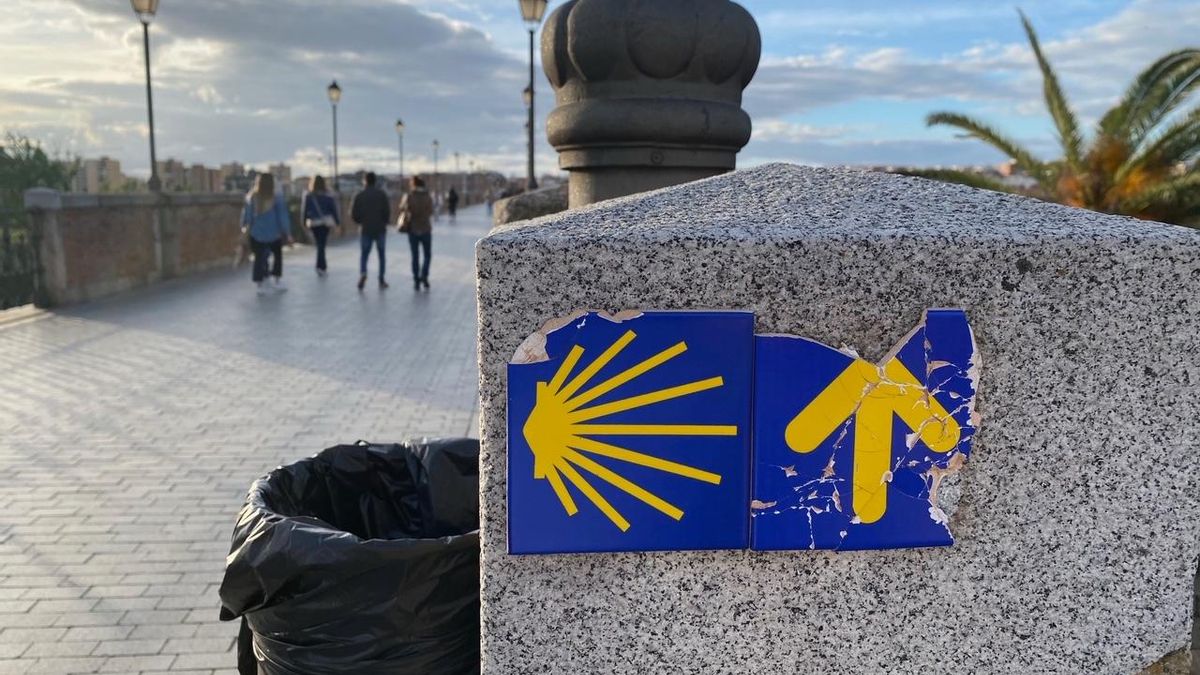 Estado de uno de los azulejos que indican el Camino de Santiago.