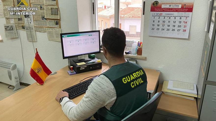 Imagen de archivo de un guardia civil investigando en su despacho.