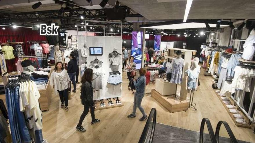 Interior de la tienda que Bershka tiene en la plaza de Lugo.