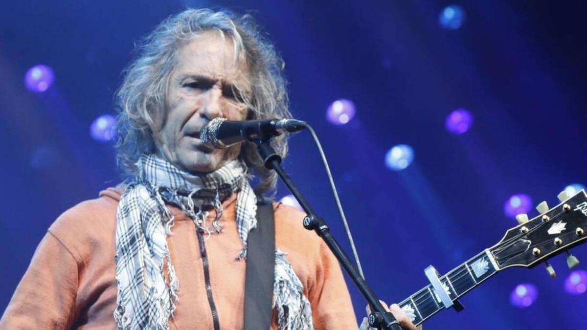 Robe Iniesta, en una actuación en verano en el Gijón Life, que se llenó para disfrutar de la música de su gira «Ni santos ni inocentes».