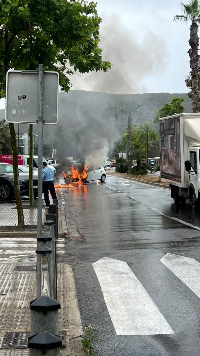 Galería: Arde un coche aparcado frente al Hospital Can Misses
