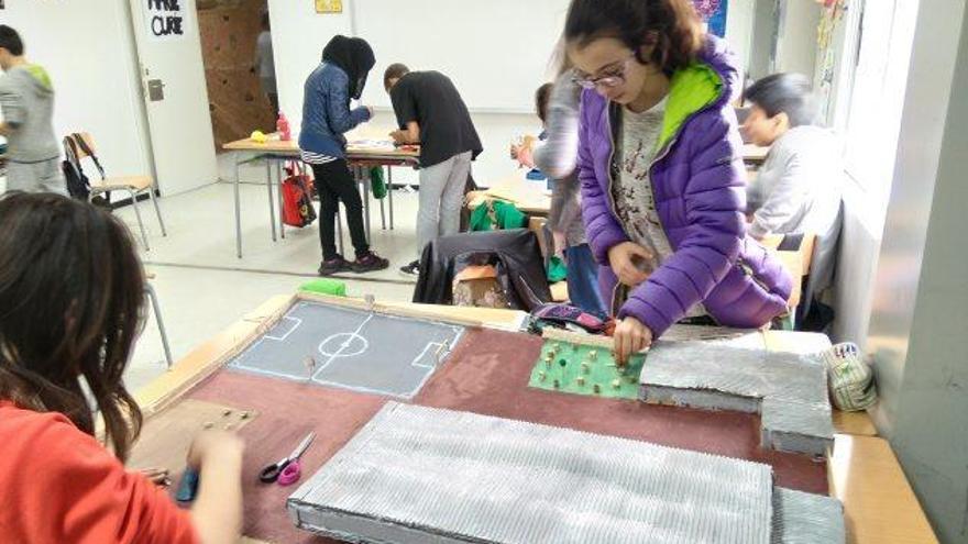 Un grup d&#039;alumnes de primer d&#039;ESO de l&#039;institut escola Sant Jordi elaborant les maquetes