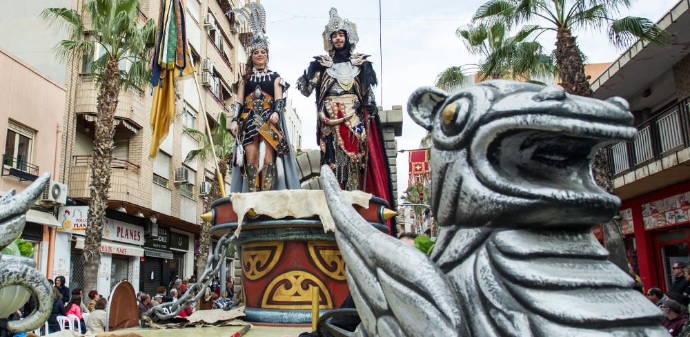 Los bailes y los trajes de los componentes de las comparsas llenaron la calle Alicante y la avenida Ancha de Castelar de colorido y originalidad.