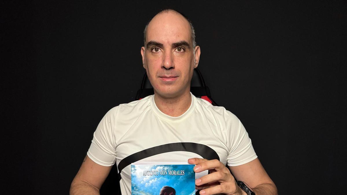 Antonio Mon Morales, con su último libro, 'El guerrero alado', que publica a través de Amazon.