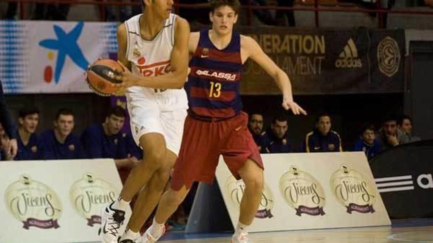 Felipe dos Anjos, a la izquierda, en un partido contra el Barcelona.