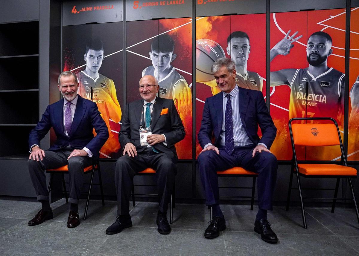 Felipe VI, Juan Roig y Antonio Martín, en el vestuario taronja
