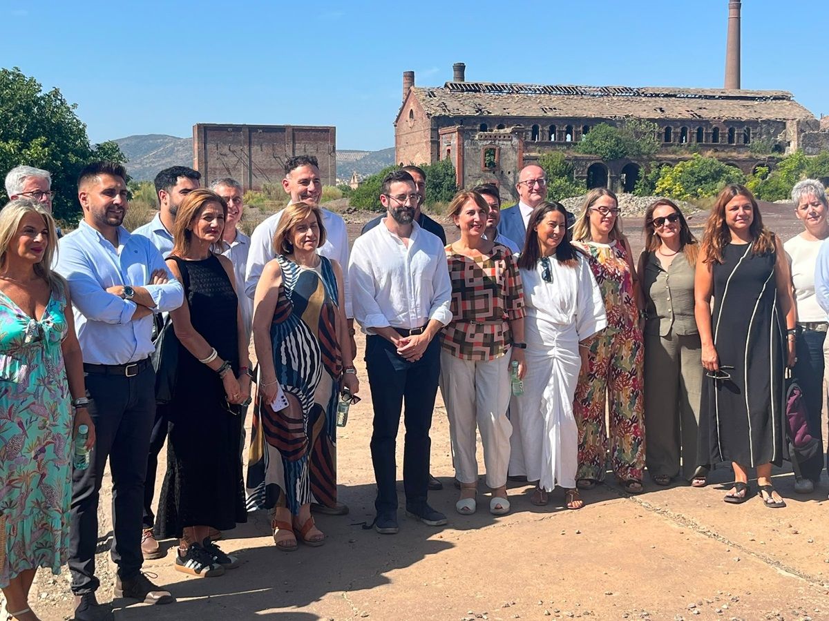 El secretario de Estado de Energía, Joan Groizard, en el centro, con la alcaldesa de Peñarroya Pueblonuevo, la subdelegada del Gobierno y otras autoridades ya compañantes en su visita al Cerco Industrial.