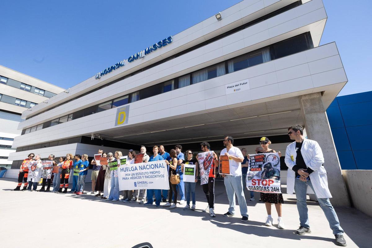 Imágenes de la concentración de la huelga de médicos en las puertas de Can Misses