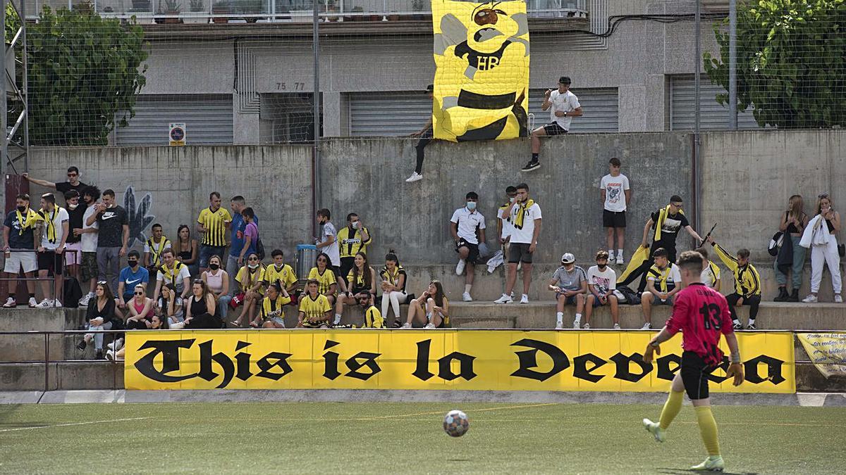 L’afició ha donat suport a l’equip i ‘ha vestit’ de groc-i-negre les grades del municipal de la Devesa | OSCAR BAYONA