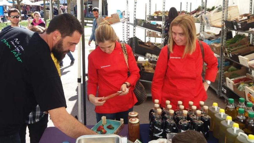 La cuinera Ada Parellada comprant al Mercat de Calaf