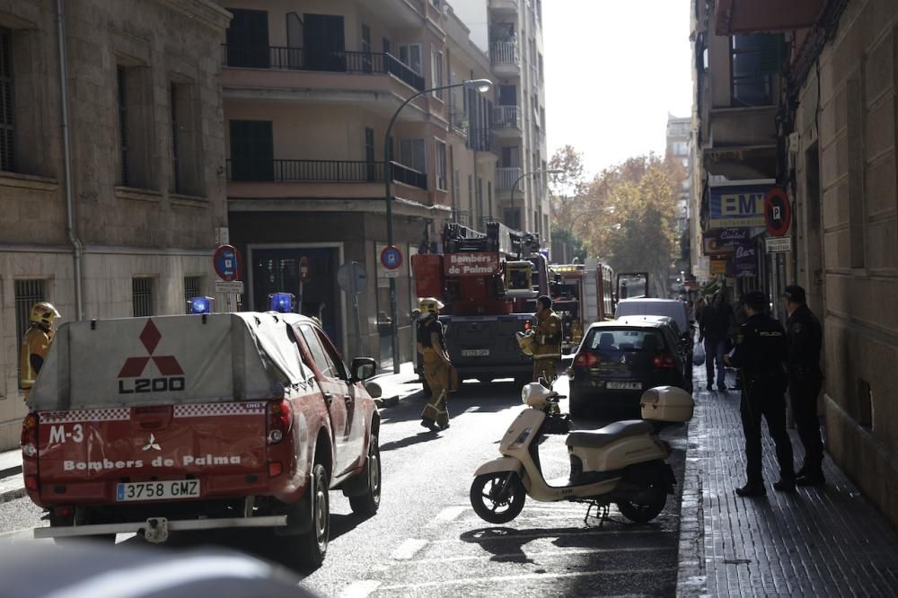 Arde una buhardilla junto a los juzgados de Vía Alemania