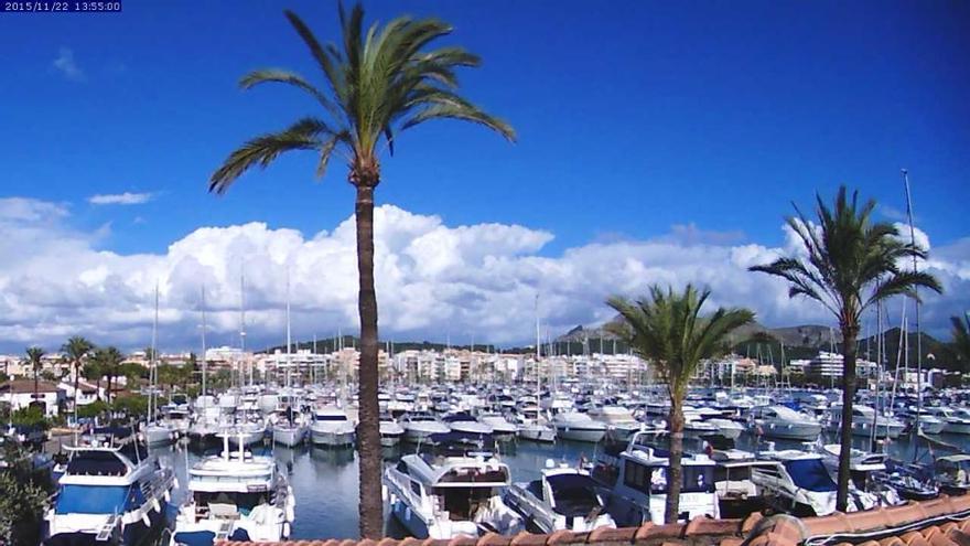 Sonne und strahlend blauer Himmel in Port d&#039;Alcúdia am Sonntagmittag.