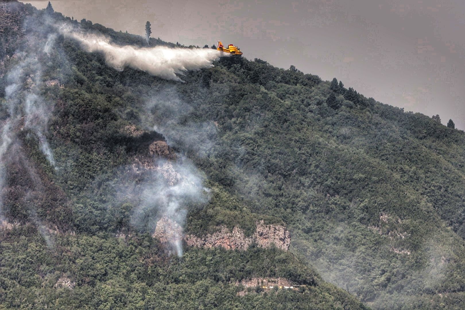 Labores de extinción del incendio en Tigaiga, Tenerife (26/07/2022)