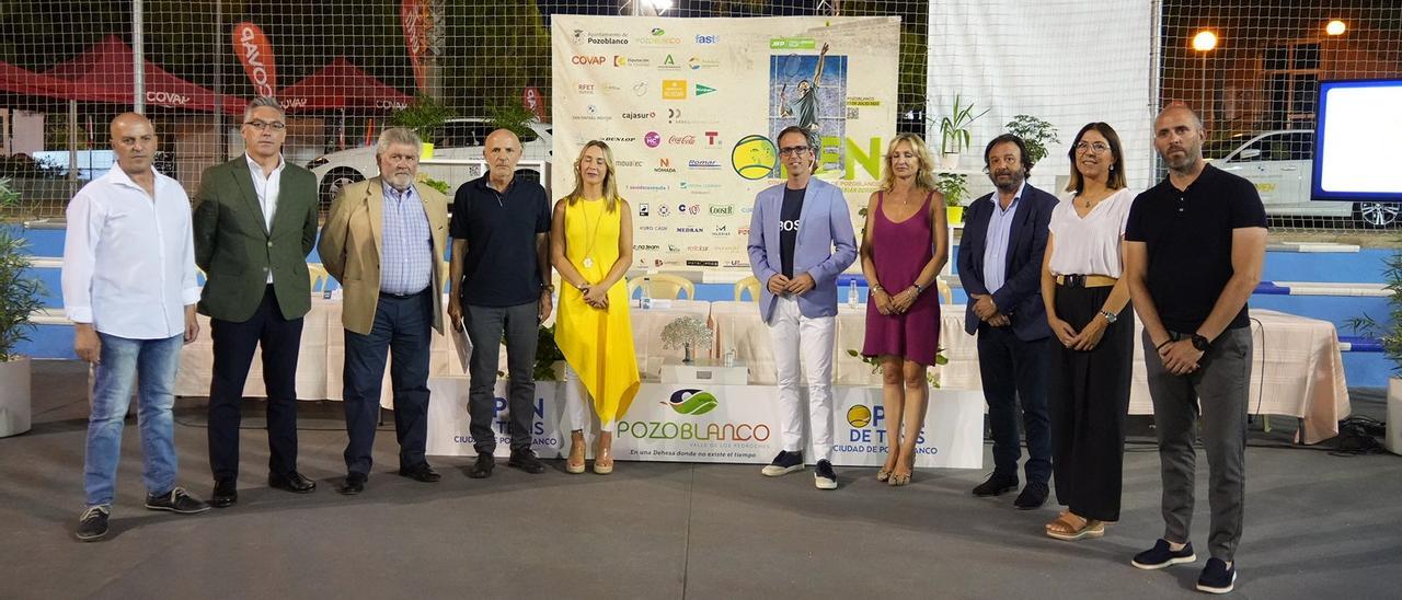 Autoridades asistentes a la presentación del Open Ciudad de Pozoblanco de tenis.