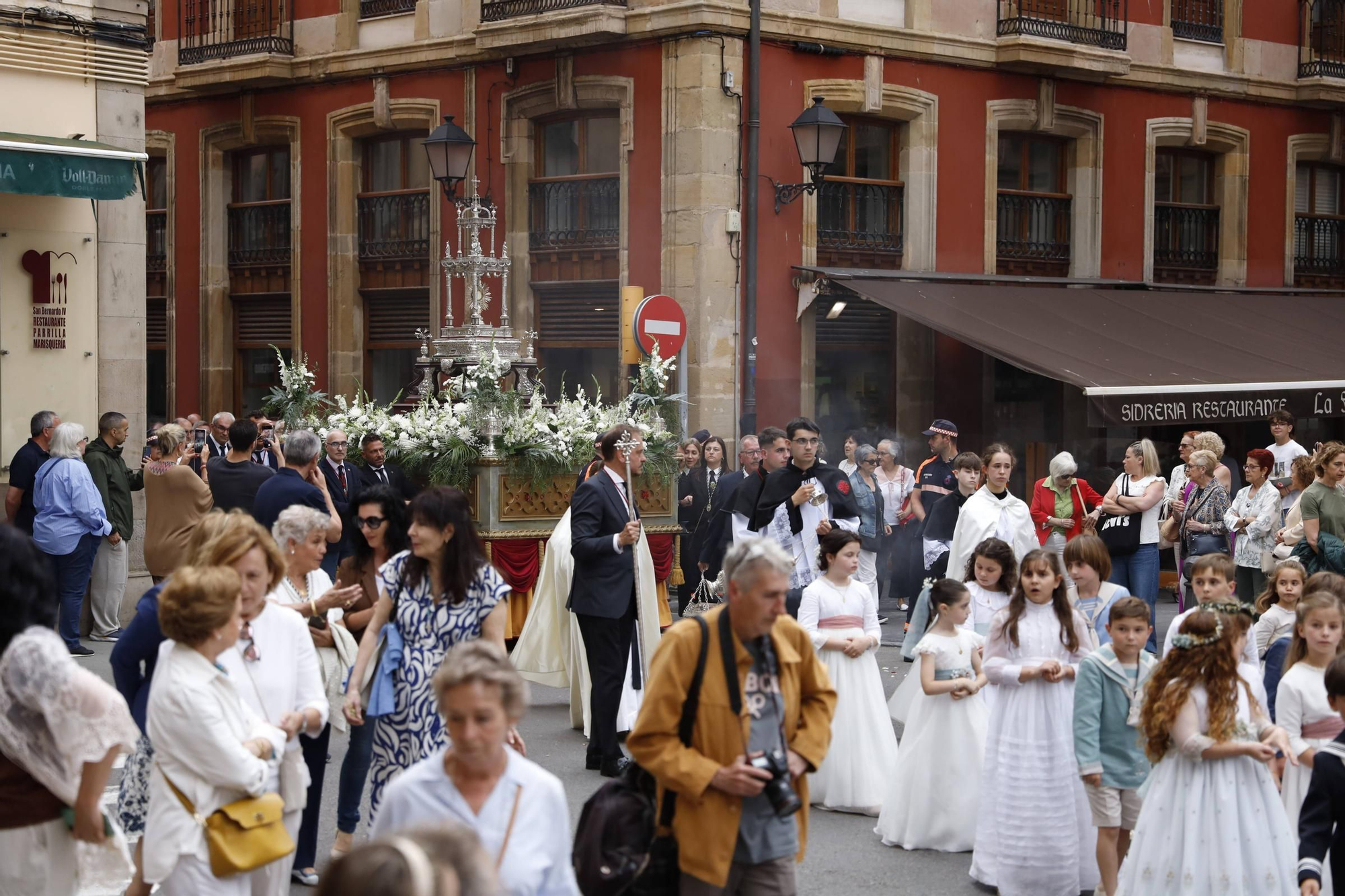 Pétalos, incienso, niños... así fue la procesión del Corpus Christi en Gijón (en imágenes)