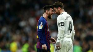 Leo Messi y Sergio Ramos encarándose en un clásico de la temporada 2018/19