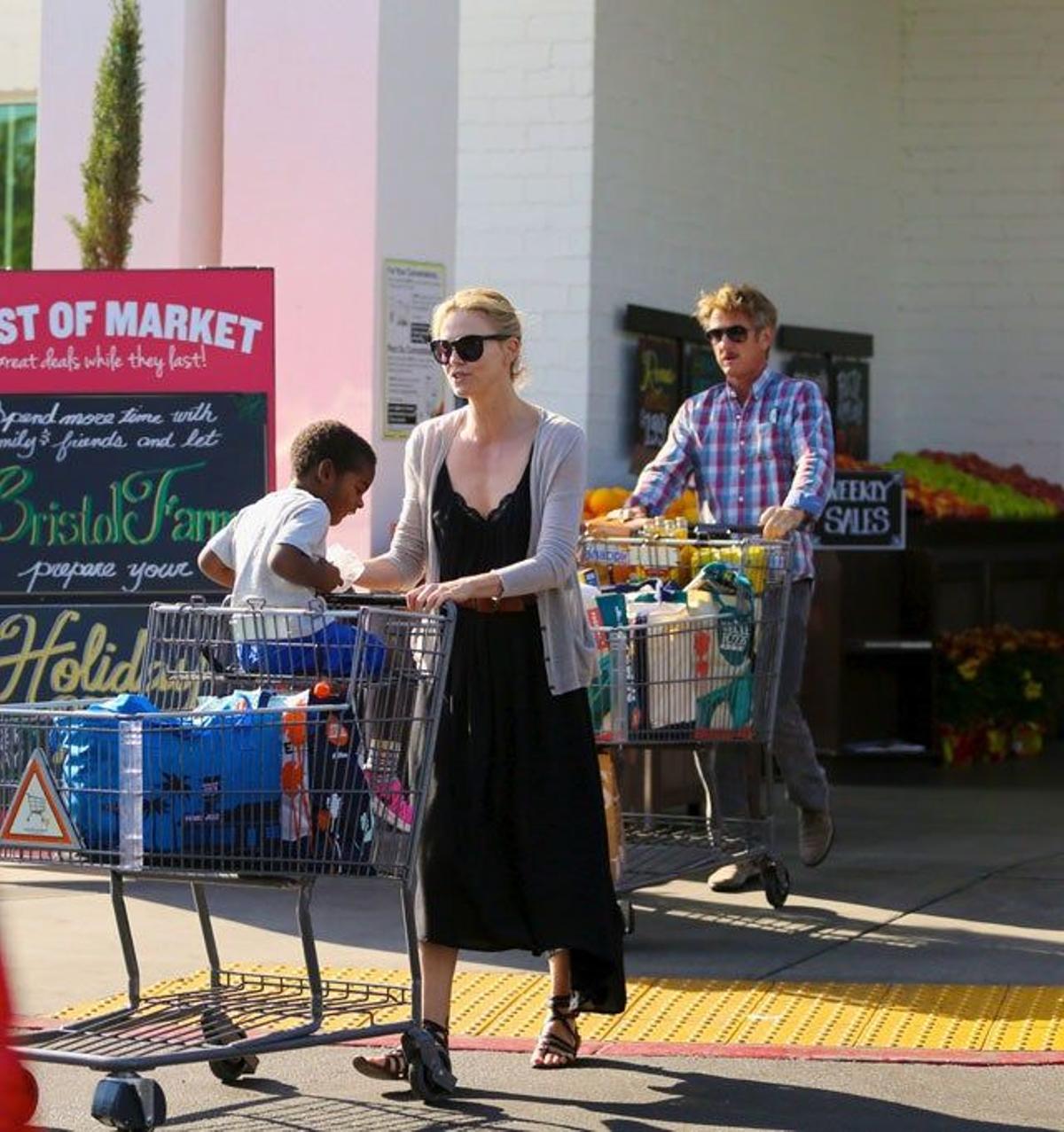 Charlize Theron, Sean Penn y Jackson Theron saliendo del supermercado